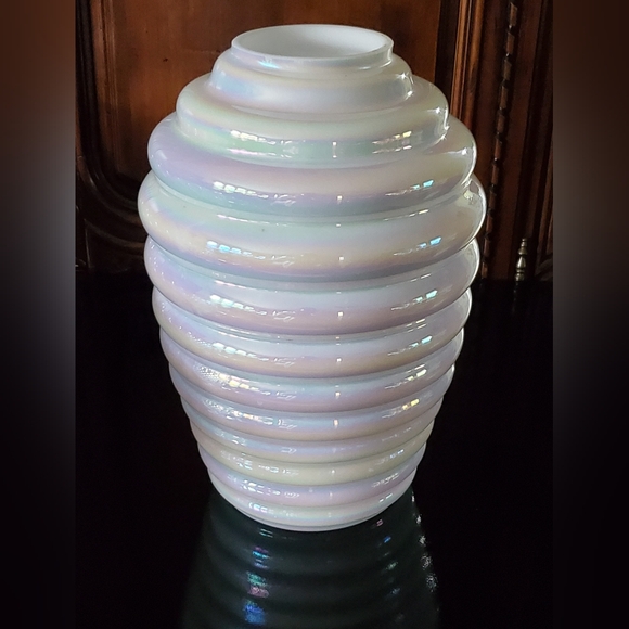 Vntg🤍Large 13" Crisp White Opalescent Irredescent Blown Beehive Glass Vase - Picture 9 of 15